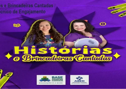 Professor conduzindo atividade musical com crianças usando recursos do curso Histórias e Brincadeiras Cantadas