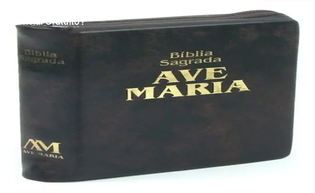Bíblia Sagrada Ave Maria tamanho médio marrom com fechamento em zíper sobre fundo neutro