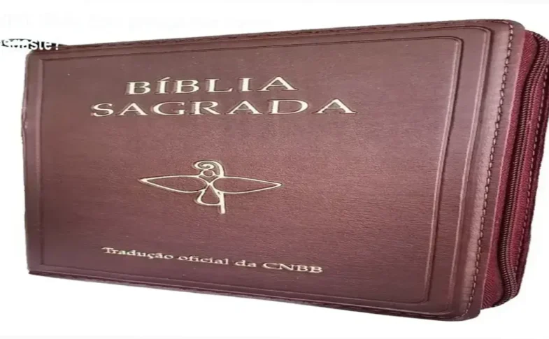 Bíblia Sagrada CNBB com fechamento em zíper e capa de couro sintético