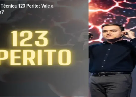 Profissional utilizando microscópio digital em análise de documentos grafotécnicos
