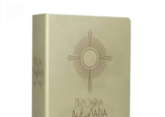 Capa da Bíblia Ave Maria edição especial Eucaristia em couro sintético, com detalhes dourados e dimensões compactas