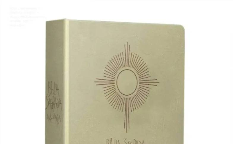 Capa da Bíblia Ave Maria edição especial Eucaristia em couro sintético, com detalhes dourados e dimensões compactas