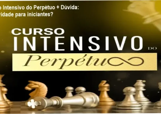 Elaine Vilar, mentora de Google Ads e sales persona, fazendo análise de campanha em laptop, com gráficos de taxa de conversão no fundo.