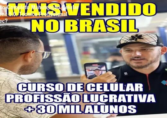 Professor Luis Carlos, especialista internacionalmente certificado em manutenção de celulares, demonstrando técnicas de reparo profissional