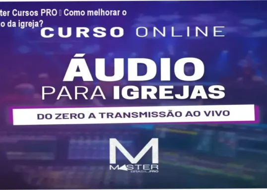 Mestre de som ajustando mesa digital em igreja após o Curso Áudio para Igrejas