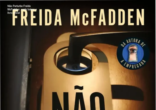 Capa do livro Não Perturbe de Freida McFadden em frente ao Hotel Baxter decadente