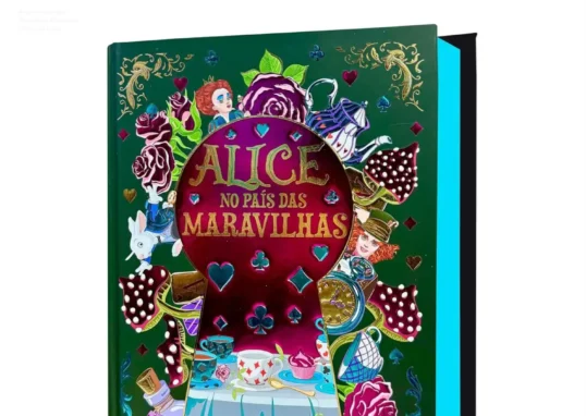 Livro Alice no País das Maravilhas de Lewis Carroll em edição de luxo com capa dura e detalhes em hot stamping